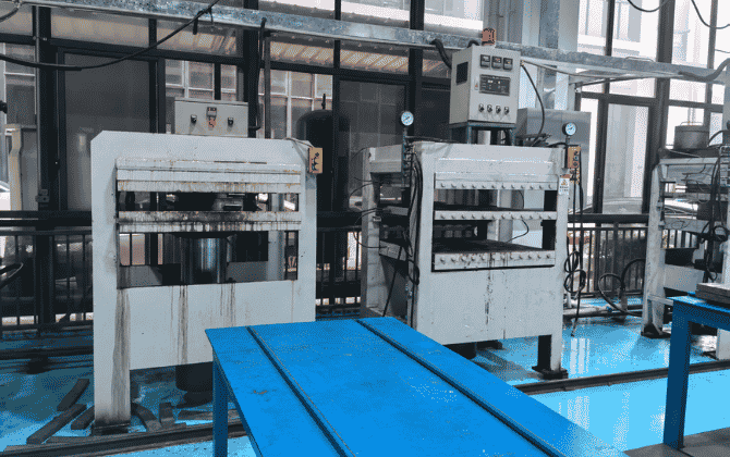 Mold compression machine for carbon foil mast