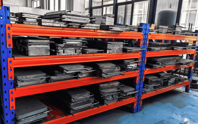 Molds for carbon foil mast part